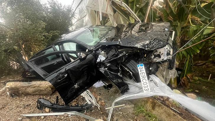 Aynı noktada 3 günde ikinci kaza! Otomobiliyle muz serasına daldı