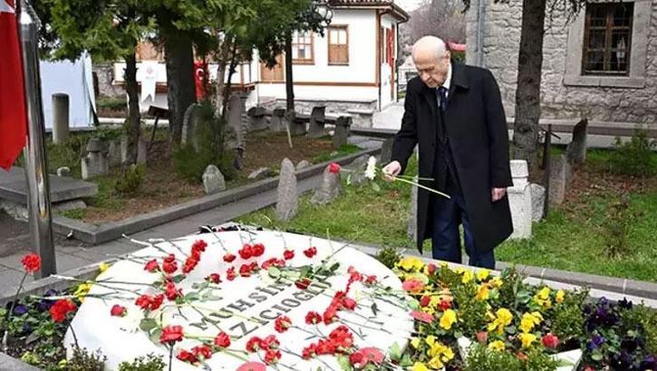 MHP Genel Başkanı Bahçeli, Muhsin Yazıcıoğlu'nun kabrini ziyaret etti