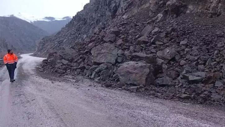 Yüksekova'da heyelan! İlçenin çevre illerle ulaşımı kesildi