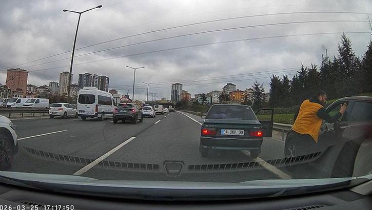 Önce makas attı, sonra araçtan inip tartıştığı sürücüye tokat attı