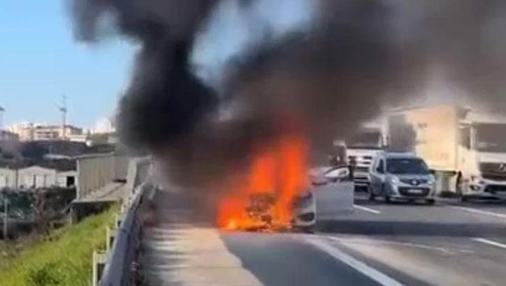 Kuzey Marmara Otoyolu’nda seyir halindeki otomobil alev alev yandı