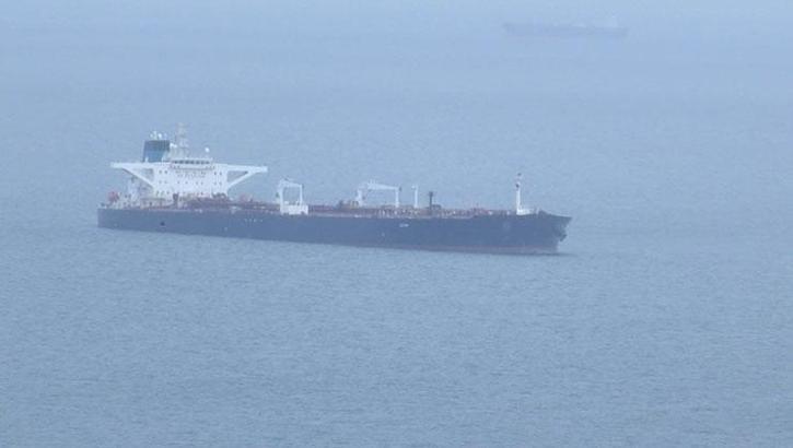 Karadeniz'de saldırıya uğrayan petrol tankeri Türkeli Demirleme Sahası'na çekildi