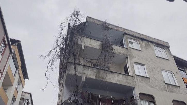 Bağcılar'da 4 katlı binanın çatısı çöktü! Ekipler sevk edildi