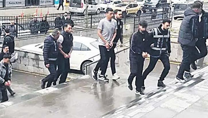 Arkadaşlarını kaçırıp dövdürdü