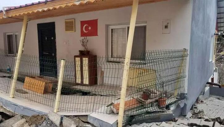 Mersin'de gece yarısı toprak kayması! Evler çöktü