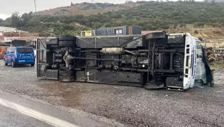 İzmir'de futbolcuları taşıyan midibüs devrildi! 4 sporcu yaralandı