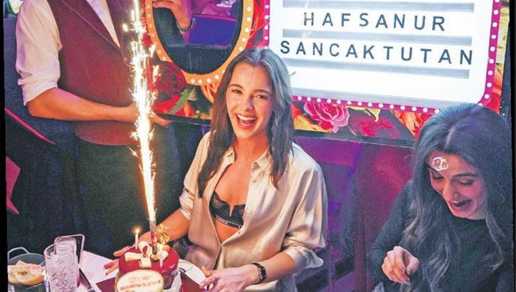 Hafsanur Sancaktutan’a sürpriz doğum günü!