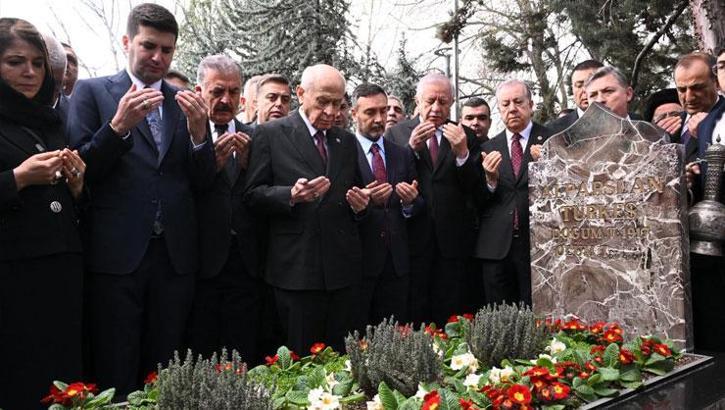MHP lideri Bahçeli, Türkeş'in kabrini ziyaret etti