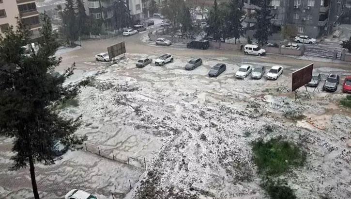 Meteoroloji'nin 'sarı' kodla uyarmıştı! Adana'da cadde ve sokaklar beyaza büründü