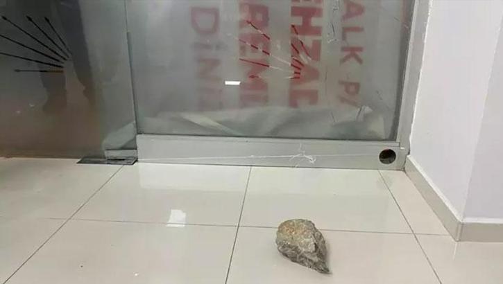 Manisa’da CHP Şehzadeler İlçe Başkanlığı binasına taşlı saldırı!