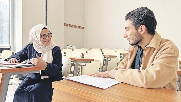 Öğrenci yurdunda kalan üniversiteli babaanne