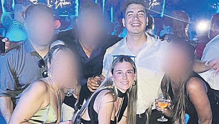 Genç çift sarılarak ölüme gitti