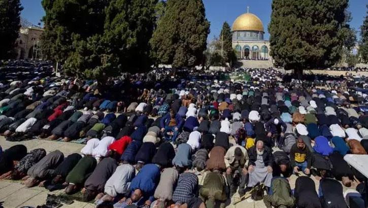 Mescid-i Aksa 41 gün sonra açıldı: Yüzlerce Müslüman saf tuttu