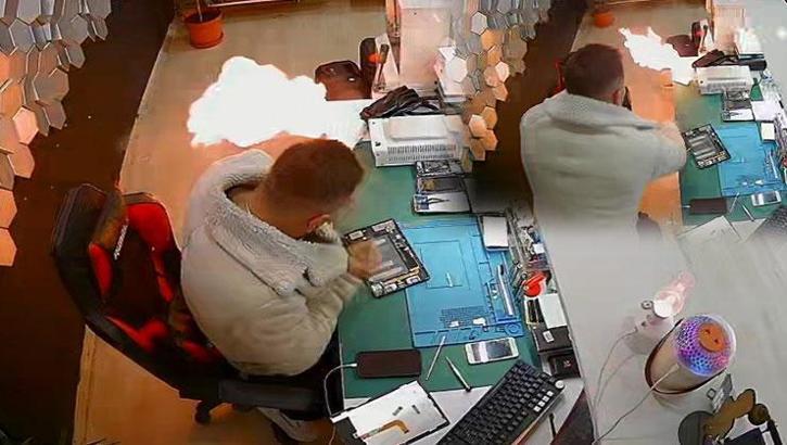 Şişen batarya bomba gibi patladı! Panik anları kamerada