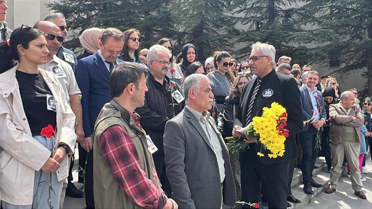 Kahramanmaraş’ta okul saldırısında ölen öğretmen ve öğrenciler için Nevşehir’de karanfil bırakıldı