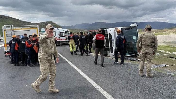 Diyarbakır'da yolcu midibüsü devrildi: 1 ölü, 12 yaralı var