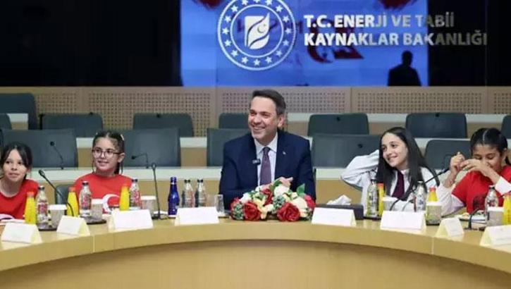 Bakan Bayraktar 'Enerji ve Madencilik' resim yarışmasına katılan öğrencilerle buluştu