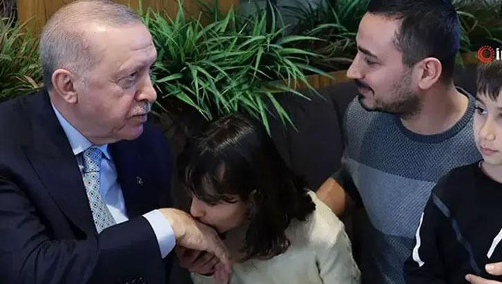 Cumhurbaşkanı Erdoğan kafede vatandaşlarla sohbet etti