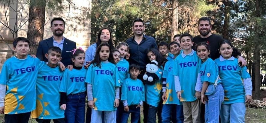 Ozan Akbaba, TEGV çocuklarını Uzak Şehir setinde ağırladı