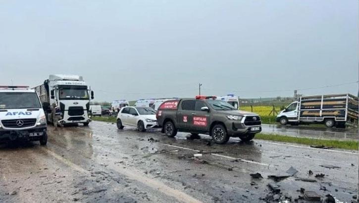 Kamyonet ile otomobil çarpıştı: 2 ölü, 3 yaralı