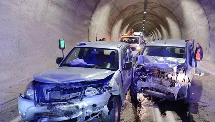 Artvin’de hafif ticari araç ile kamyonet çarpıştı: 7 yaralı