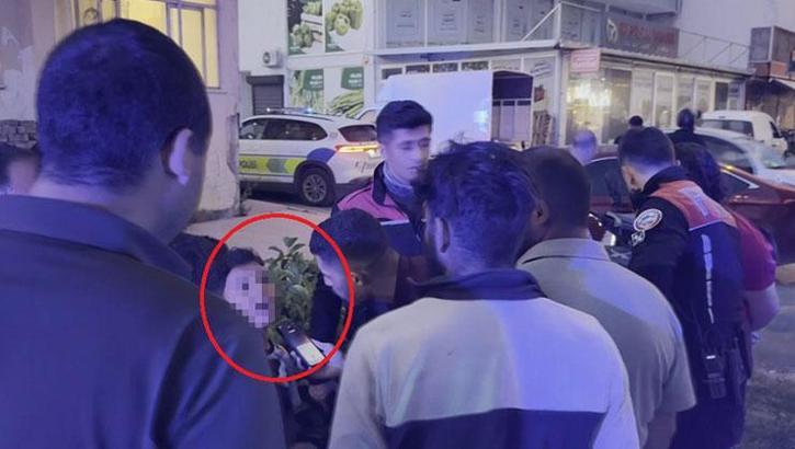 Kazada yaralanan küçük kardeşler, bisikletlerini bırakmamak için ambulansa binmek istemedi!