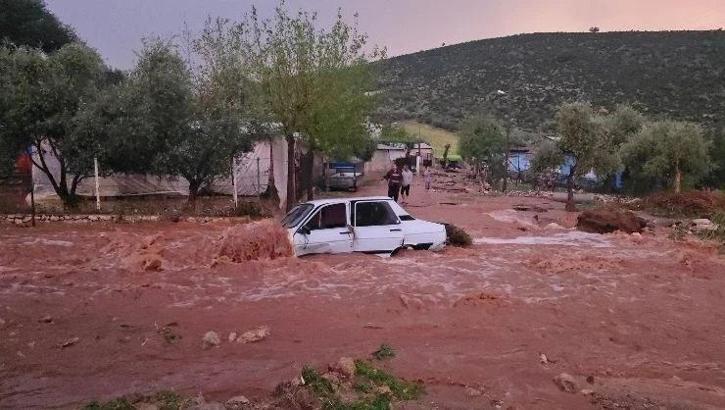 Adana Kozan’da sel faciası! Akıntıya kapılan araçta can pazarı: 2 kişiden biri hayatını kaybetti