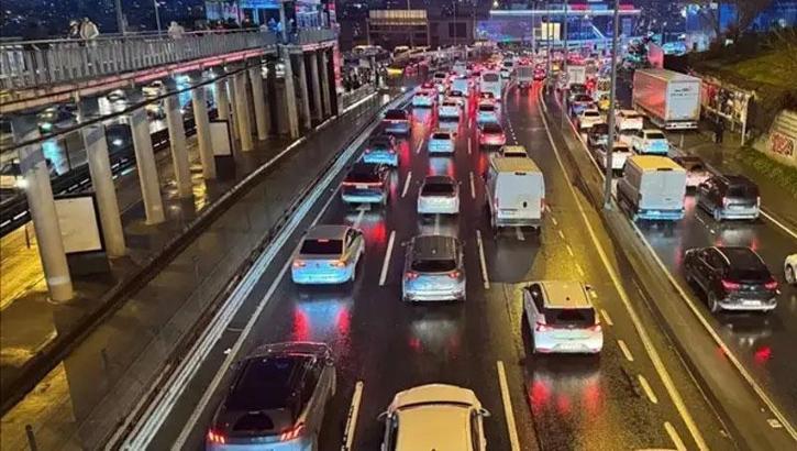 İstanbul'da akşam saatlerinde trafik yoğunluğu yüzde 87'ye yükseldi