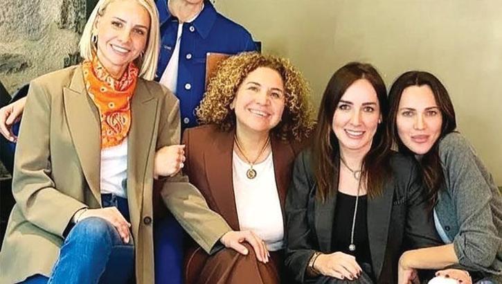 Bütün kızlar toplandık