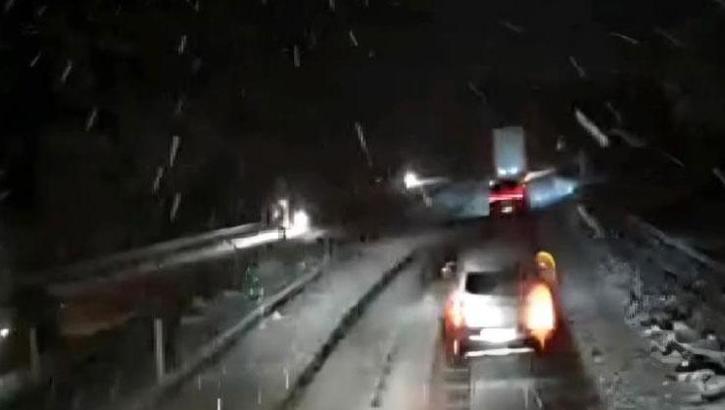 Ani kar yağışı nedeniyle bazı yollar ulaşıma kapatıldı