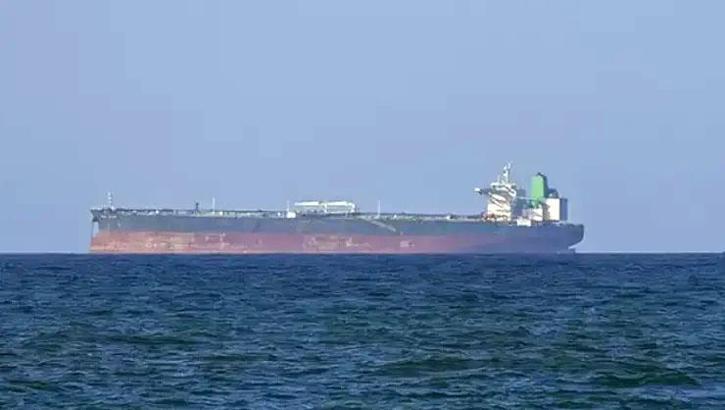 BAE açıklarında bir tanker bilinmeyen bir cisimle vuruldu!
