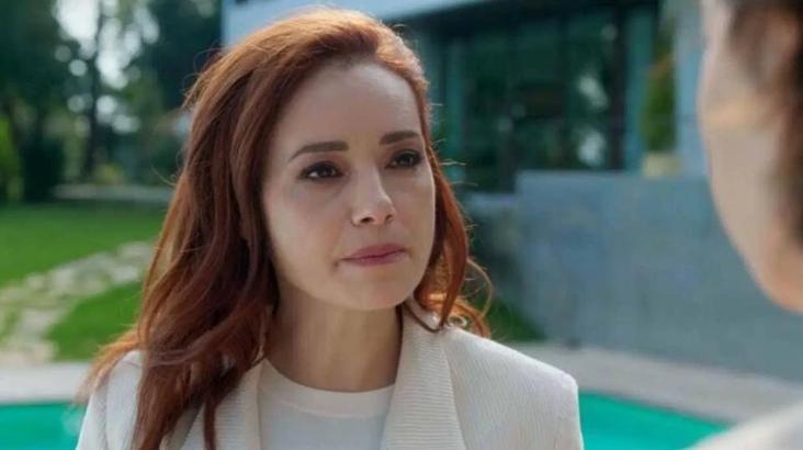 Özgü Namal, 'Sarı Zarflar' ile dünya sahnesine çıkıyor!