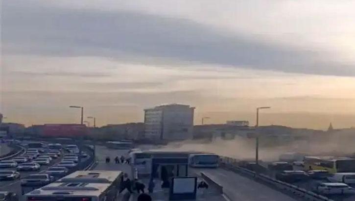 Kağıthane'de büyük panik! Metrobüste yangın çıktı