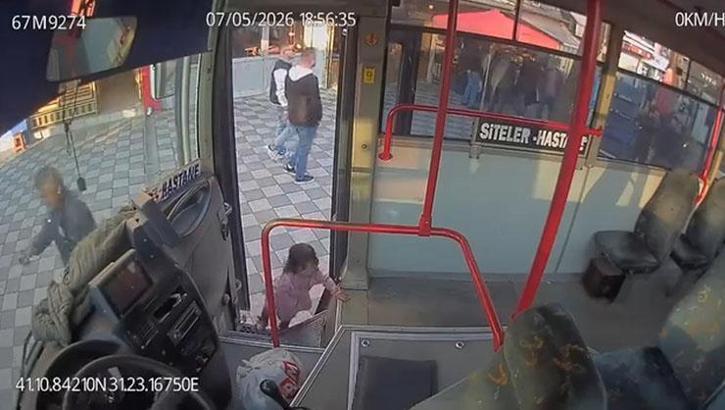 Ailesini bulamadı emekleyerek halk otobüsüne bindi! 2 yaşındaki çocuğun o anları kamerada