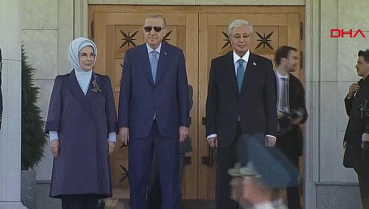 Cumhurbaşkanı Erdoğan Kazakistan'da! Tokayev resmi törenle karşıladı