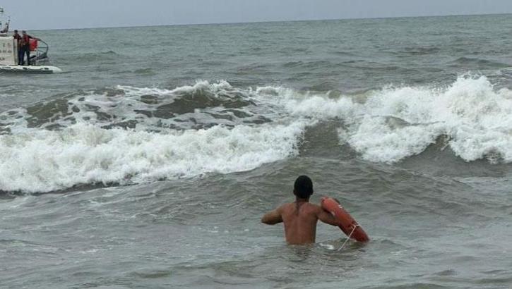 Denizde korku dolu anlar yaşandı, 4 genç boğulma tehlikesi geçirdi