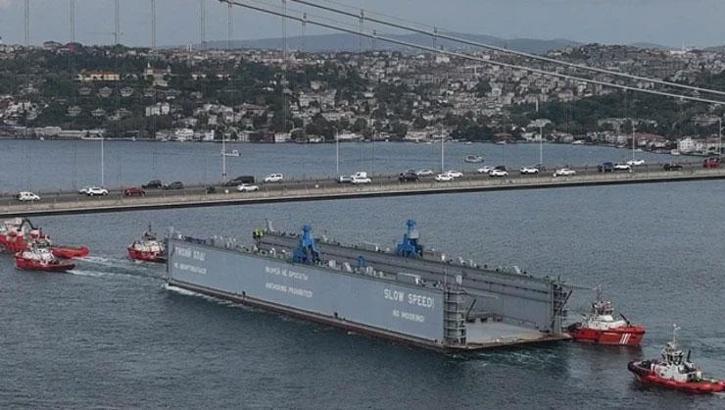 İstanbul Boğazı'nda gemi trafiği çift yönlü askıya alındı: Drone saldırısına uğrayan geminin geçişi sağlanacak