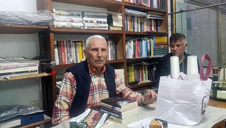 70 yıldır hem okuyor hem terzilik yapıyor! 65 yılda 2 binden fazla kitap okudu: 'Hedefim ömrümü okuyarak tamamlamak'