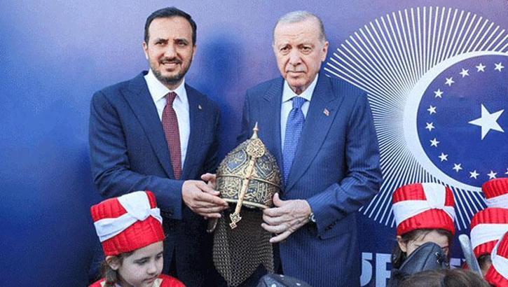 Cumhurbaşkanı Erdoğan'a özel hazırlanan miğfer hediye edildi