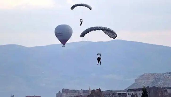 Kapadokya'da JÖAK paraşüt timi sıcak hava balonundan atladı