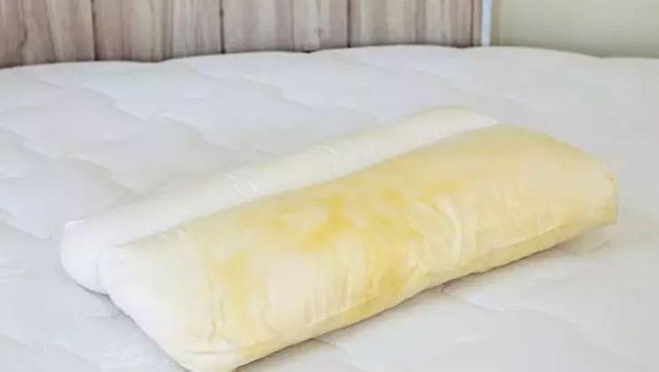 Yastık ve yorganlarda oluşan sarı lekeler nasıl temizlenir? Yastık ve yorganlarda lekeleri çıkaran yöntemler nelerdir?
