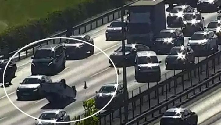 TEM'de otomobil, 2 araca çarparak takla attı! Trafik sıkıştı