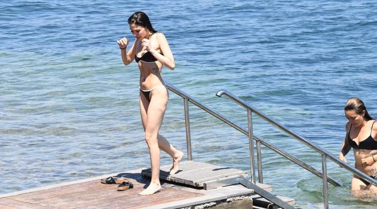 Daha 17’nin Nuray’ı Dilara Aksüyek kendini serin sulara bıraktı