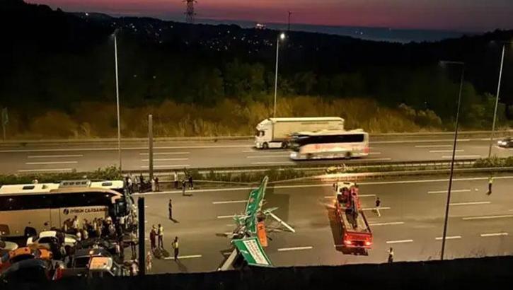 Hafriyat kamyonu Kuzey Marmara Otoyolu'nda tabelayı devirdi