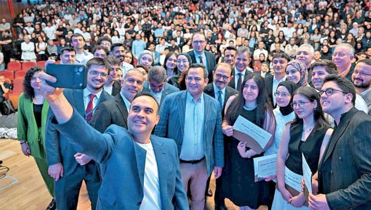 Yapay zekaya 3 milyar dolarlık kaynak! 5 milyon vatandaşa eğitim
