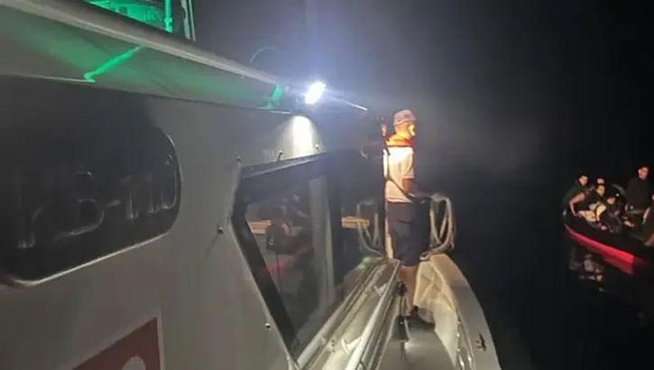 Bodrum açıklarında arızalanan lastik bottaki 32 düzensiz göçmen kurtarıldı