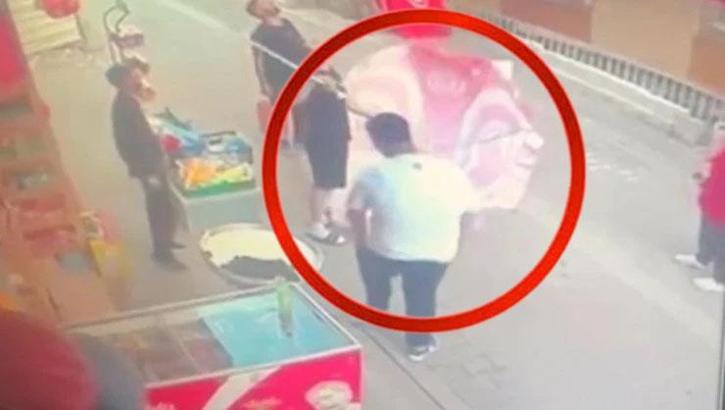 Yürekleri ısıtan olay! 8. kattan düşen yavru kediyi şemsiyeyle kurtardılar