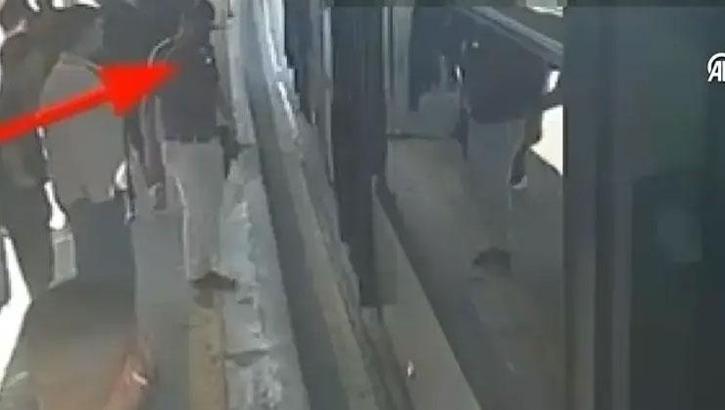 Metrobüste bir anlık dalgınlığı fırsat bildi! Cep telefonu hırsızlığı sonrası yakalandı