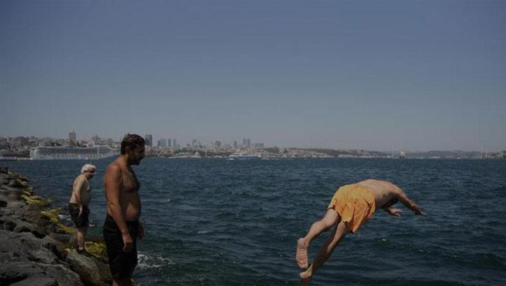 İstanbul'da sıcak hava bunalttı: Kimi denizde serinledi kimi gölgelik alanda dinlendi