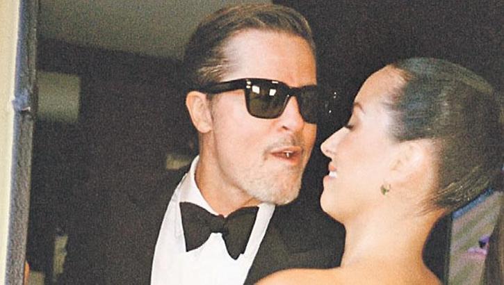 Brad Pitt'ten aşk pozu - Son Dakika Dünya Haberleri